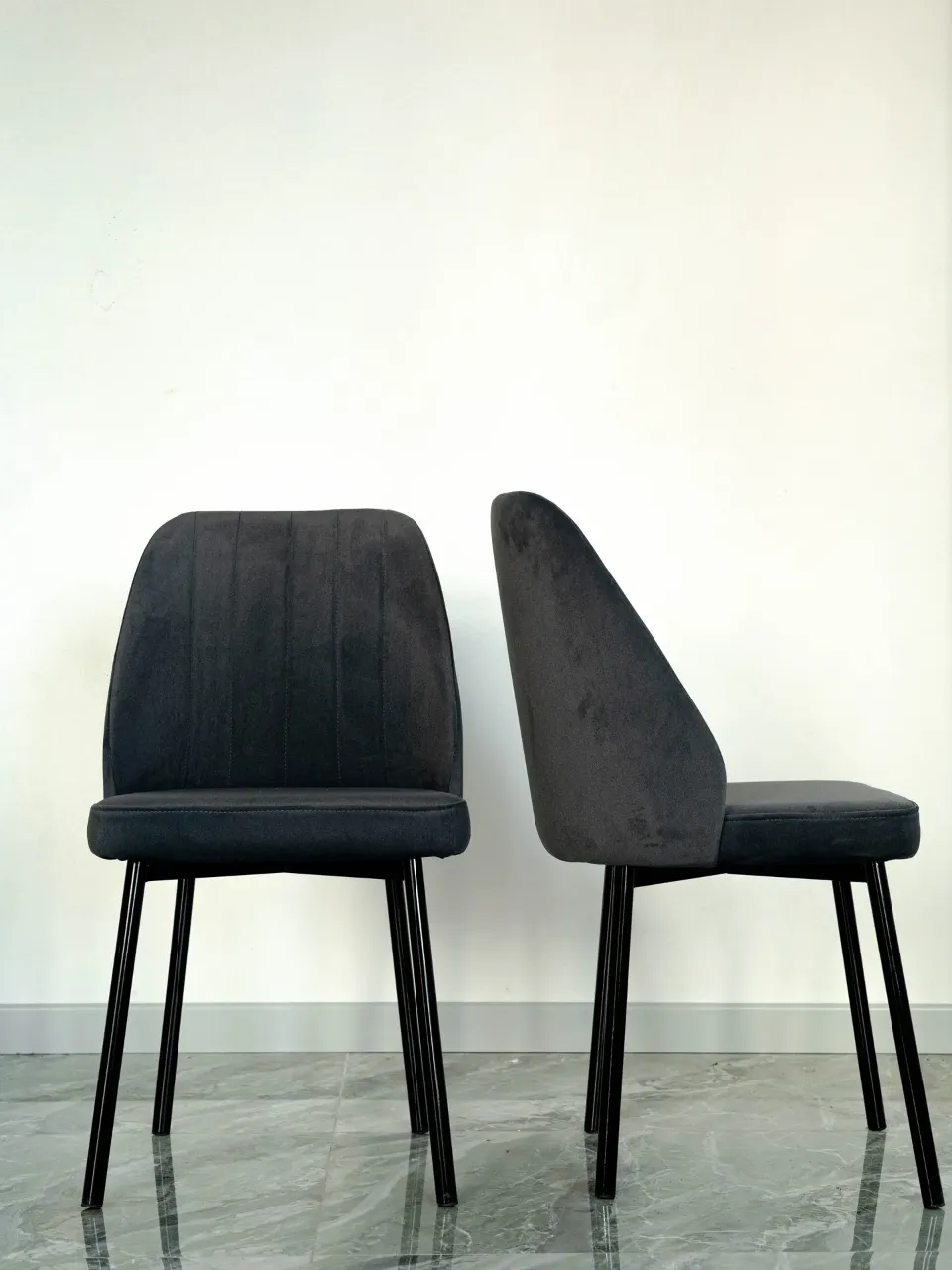Стул мягкий, велюр графит — два стула на чёрных ножках: спереди и сбоку